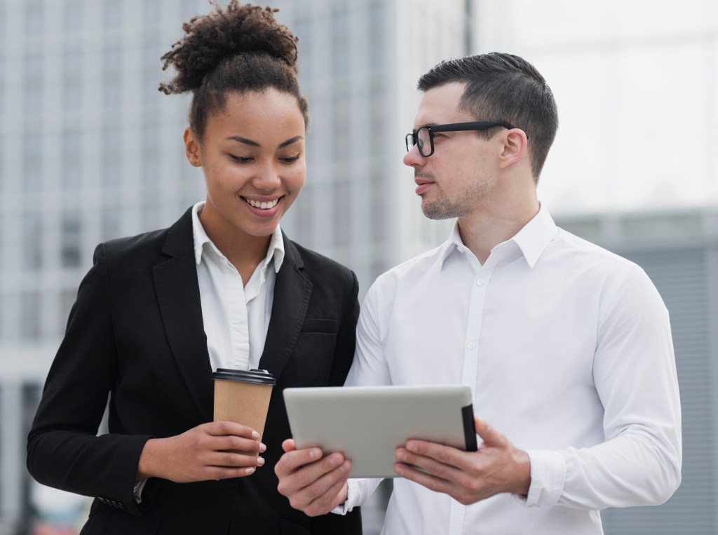 Equipe de logística usando o sistema Roota para transporte corporativo inteligente