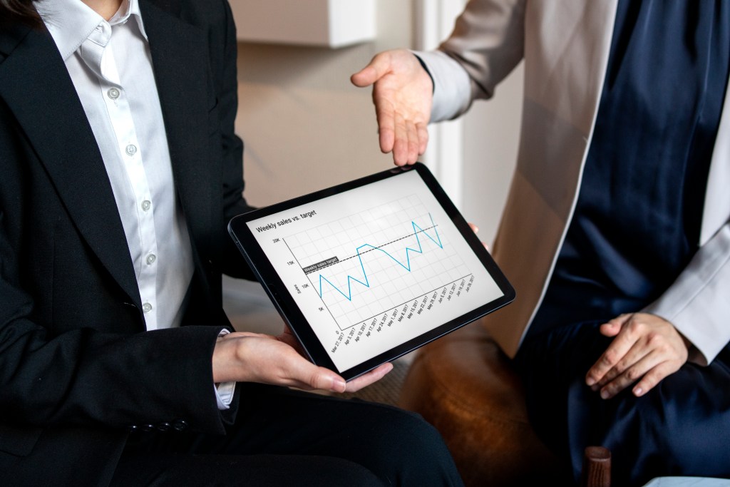 Roota simplificando a gestão de fornecedores de transporte em painel digital.