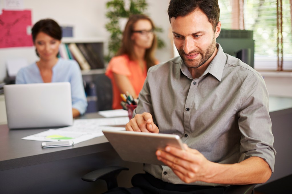 Gestor analisando fretamento e jornada de trabalho com Roota para conformidade legal.