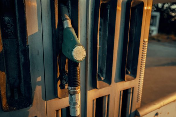 Bico de abastecimento de combustível em posto, ilustrando o controle de biodiesel e diesel em frotas de ônibus.