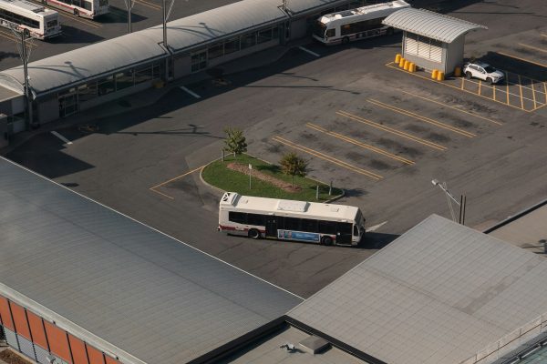 Ônibus de passageiros estacionados em pátio, representando levantamento de veículos habilitados para fretamento.