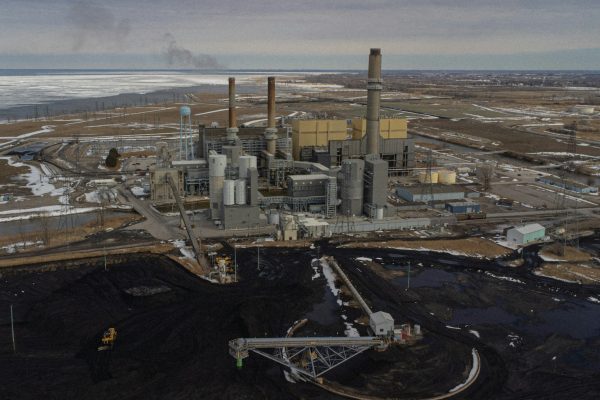 Vista aérea de uma grande planta industrial, ilustrando infraestrutura e investimentos industriais.